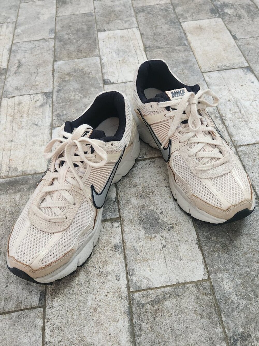 Nike Zoom Vomero 5 Size 9 Running Shoes